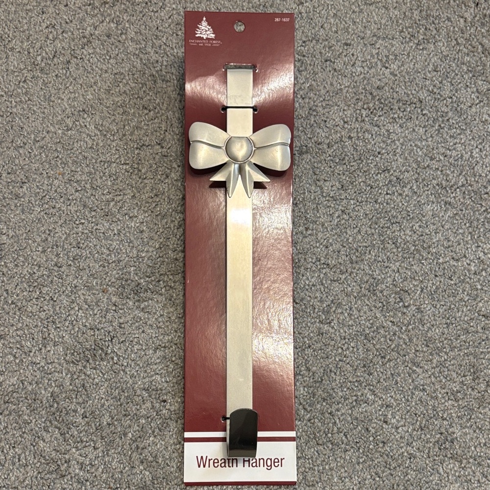 Wreath hanger